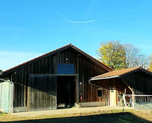 Objekt-5275-Pferdehof-Oberbayern-Evers-Foto-A.-Poschner-Pferdestueberl-mit-Maschinenhalle-und-Hackschnitzellager